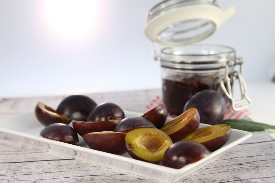 Bild von Pflaumen in Hälften  mit der Beschreibung 4 x 2,5 kg