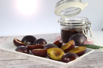 Bild von Pflaumen in Hälften  mit der Beschreibung 4 x 2,5 kg